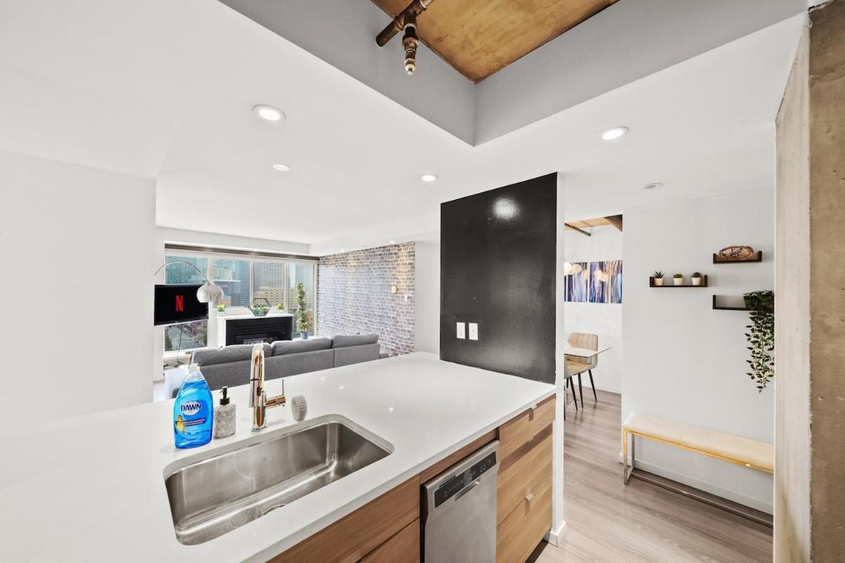 Beautiful 2 Bed Home Dt With Free Parking Vancouver Exteriör bild