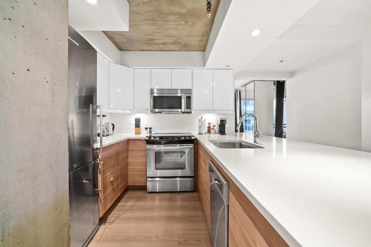 Beautiful 2 Bed Home Dt With Free Parking Vancouver Exteriör bild