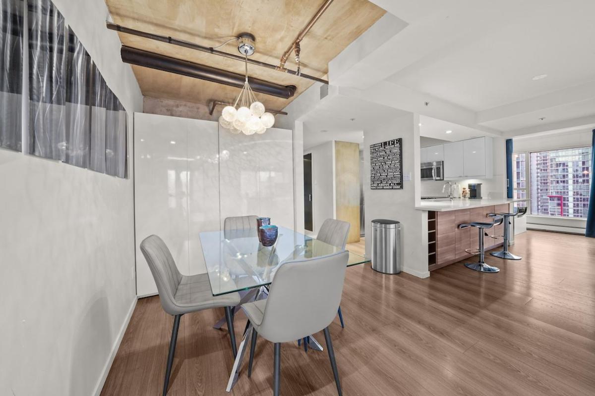Beautiful 2 Bed Home Dt With Free Parking Vancouver Exteriör bild