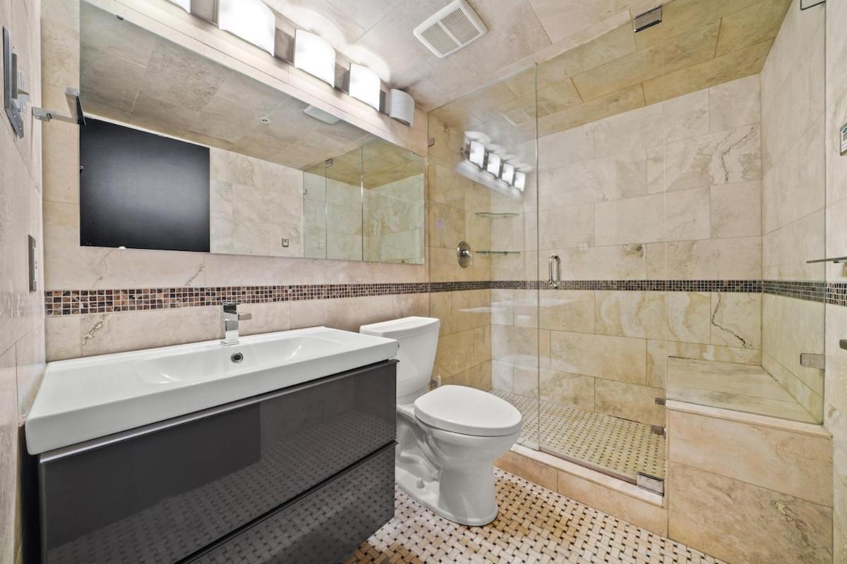 Beautiful 2 Bed Home Dt With Free Parking Vancouver Exteriör bild