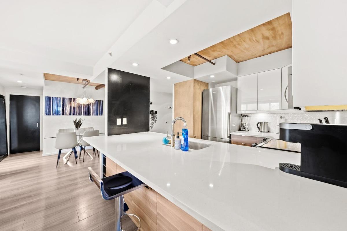 Beautiful 2 Bed Home Dt With Free Parking Vancouver Exteriör bild