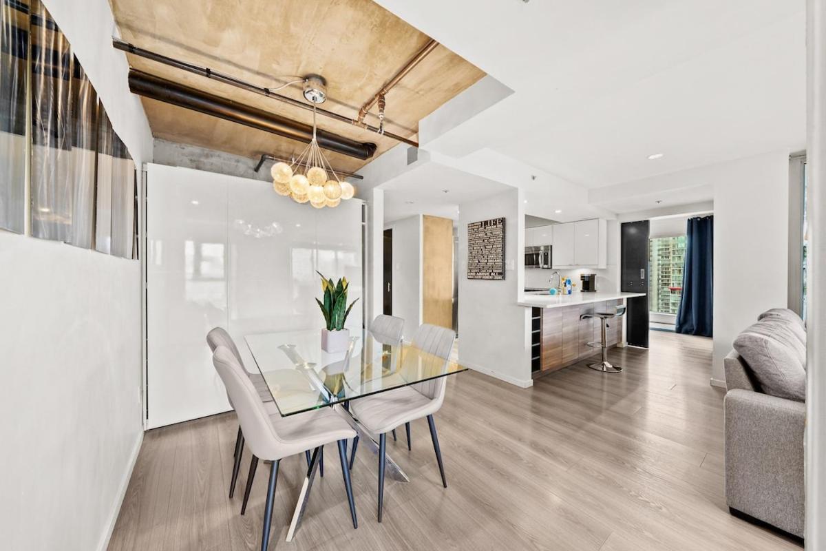 Beautiful 2 Bed Home Dt With Free Parking Vancouver Exteriör bild
